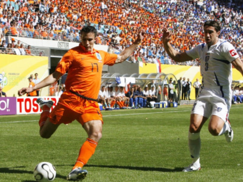 Robin van Persie gegen Ivica Dragutinovic