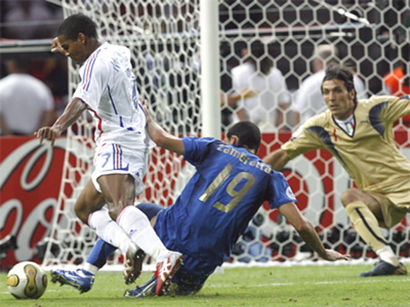 Riskantes Tackling: Zambrotta gegen Malouda.