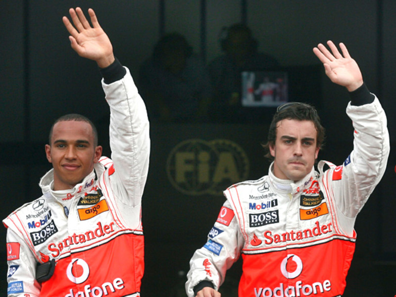 Zu früh gefreut? Fernando Alonso (re.) und Lewis Hamilton jubeln nach dem Doppelsieg.