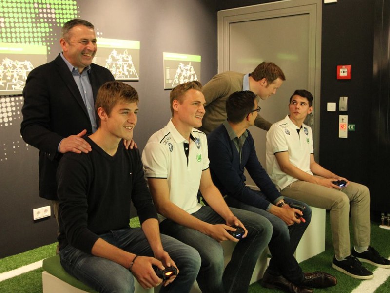 Der reale Fußball trifft den virtuellen: Natürlich wurde zur Eröffnung gleich gezockt.