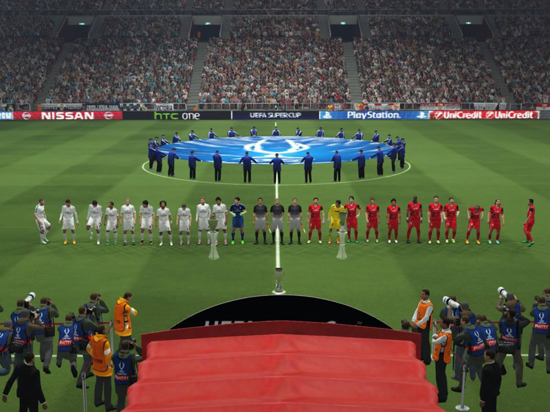 Beste Atmosphäre beim UEFA Super Cup. Die Spieler machen sich bereit und lauschen der Hymne: