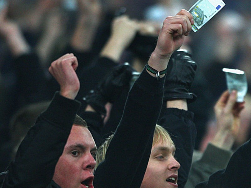 Frust mit wedelnden Geldscheinen: Schalke-Fans zeigten deutlich, was sie von der Vorstellung ihres Teams hielten.