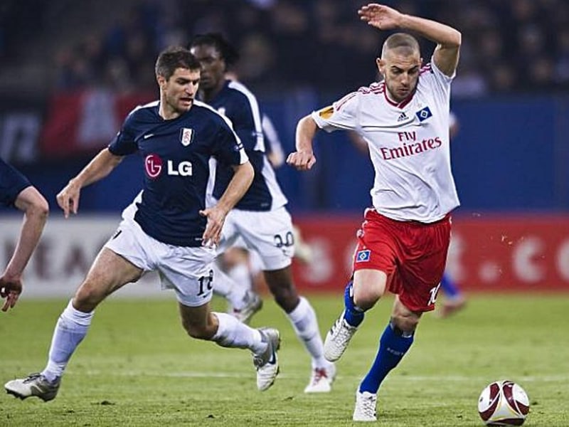 Mladen Petric (re.) im Duell mit Fulhams Aaron Hughes