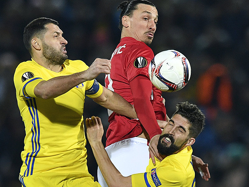 ManUnited Superstar Zlatan Ibrahimovic wird von zwei Rostow-Akteuren bedrängt.