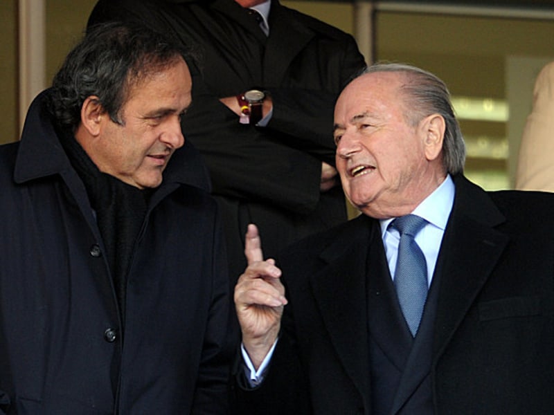 Sepp Blatter, links Michel Platini