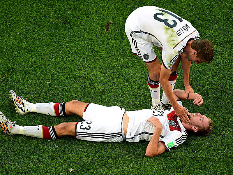 Kramer liegt am Boden, Müller kümmert sich um seinen Kollegen.