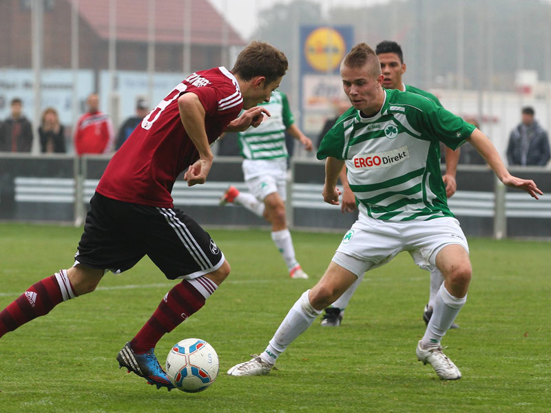 Rico Preißinger (li., U 17 1. FC Nürnberg) beim Antritt