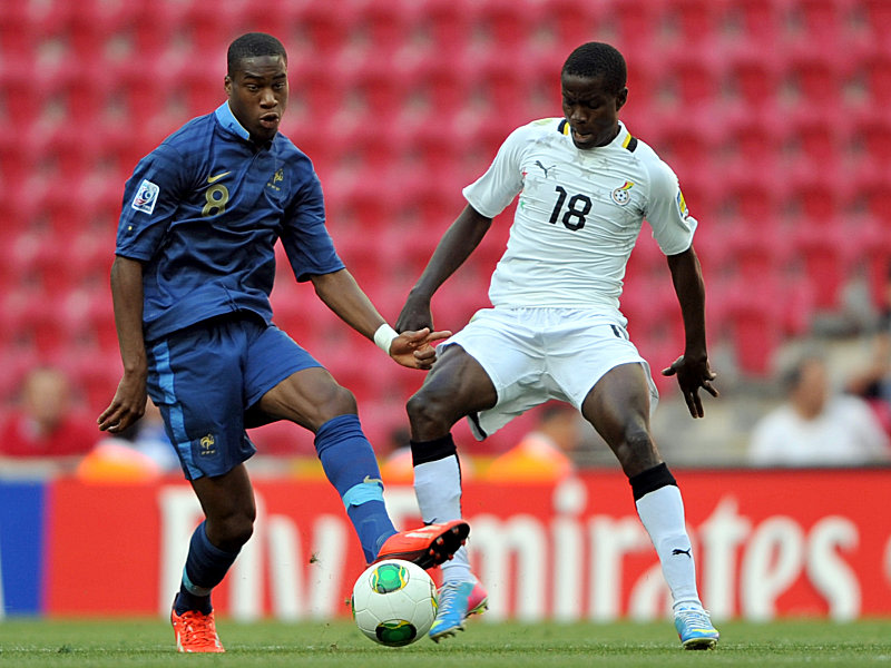 Frankreichs Geoffrey Kondogbia (li.) gegen Ghanas Seidu Salifu.