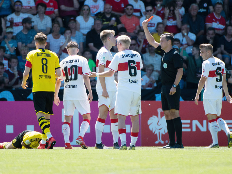 Schiedrichter Christian Dietz zeigt Luca Mack die Rote Karte
