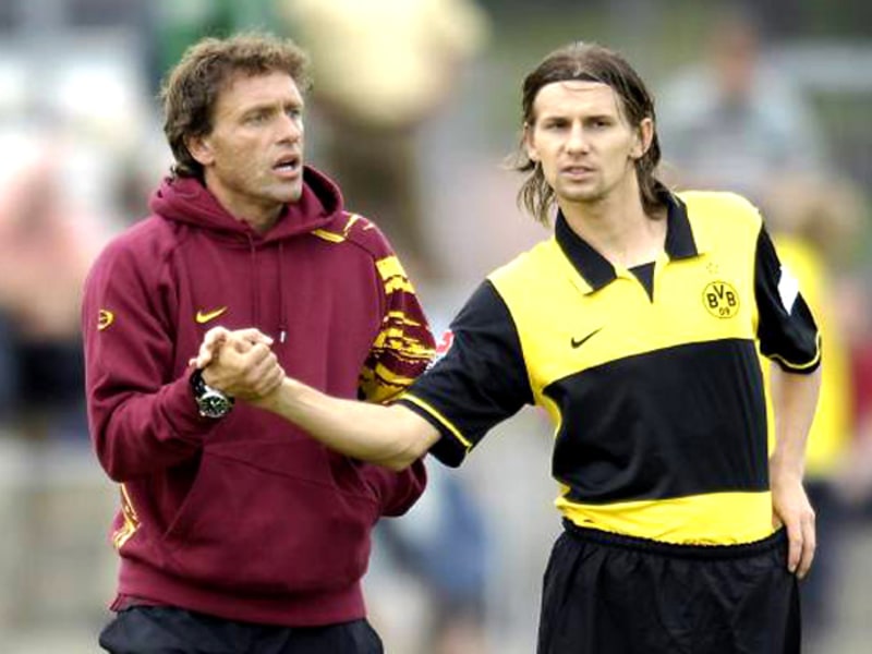 Glückwunsch: Dortmunds Trainer Thomas Doll gratuliert Ebi Smolarek. Der Pole traf am Dienstag viermal.