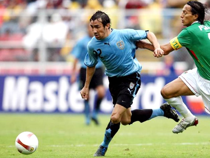 Uruguays Nationalspieler Vicente Sanchez (li.), hier gegen Pena aus Bolivien, wechselt zu Schalke.