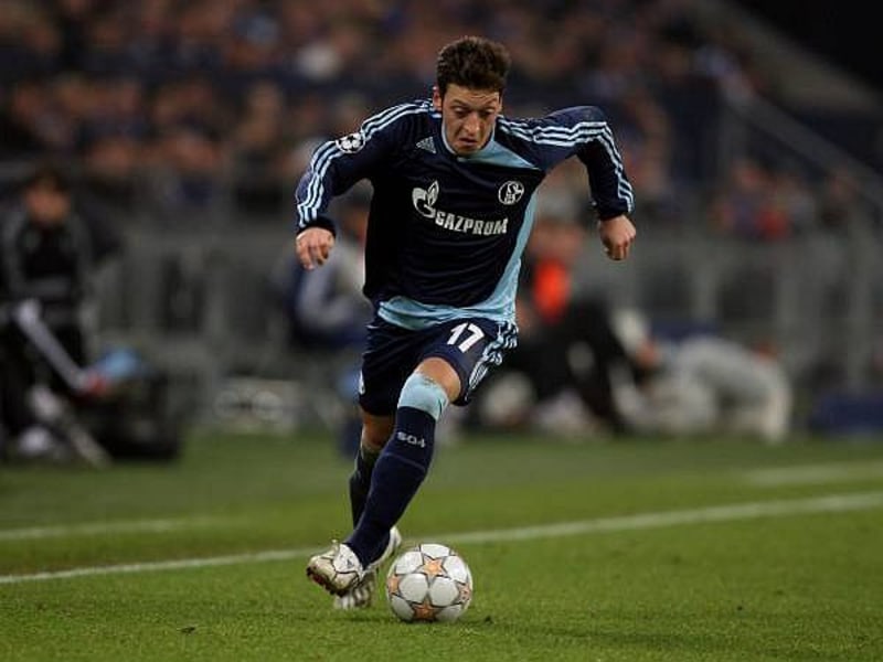 Özil für Schalke am Ball