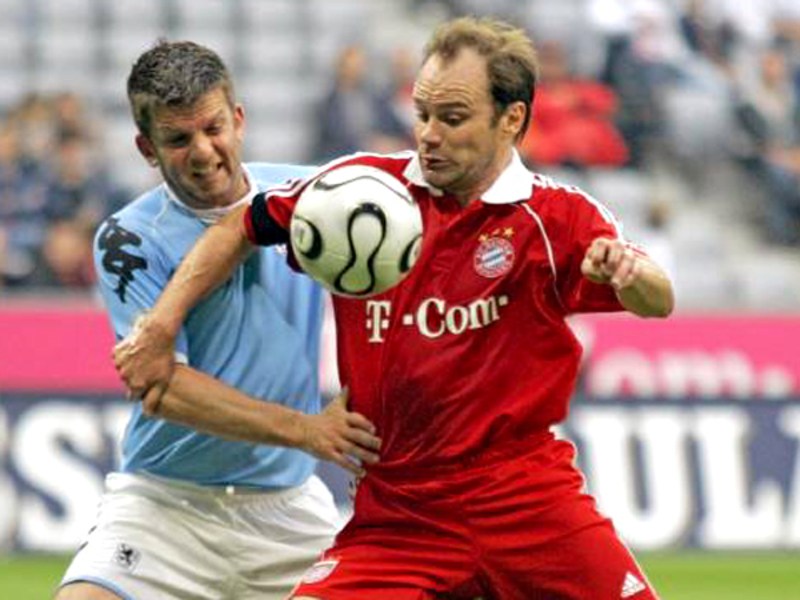 Neuer Teammanager: Christian Nerlinger, rechts im Trikot der FCB-Allstars gegen Imhof vom TSV 1860.
