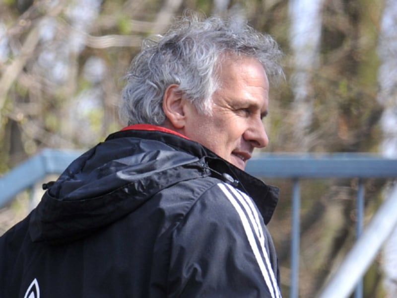 Fußball, Bundesliga: Fred Rutten kehrt dem FC Schalke den Rücken.