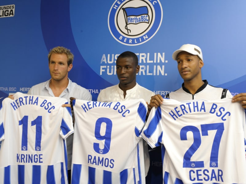 Dreierpack: Florian Kringe, Adrian Ramos und Cesar schlüpfen ins Hertha-Trikot.