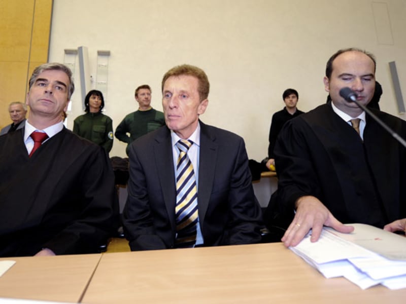 Manfred Amerell mit seinen Anwälten Lutz Paproth (l.) und Jürgen Langer (r.) im Münchner Landgericht.