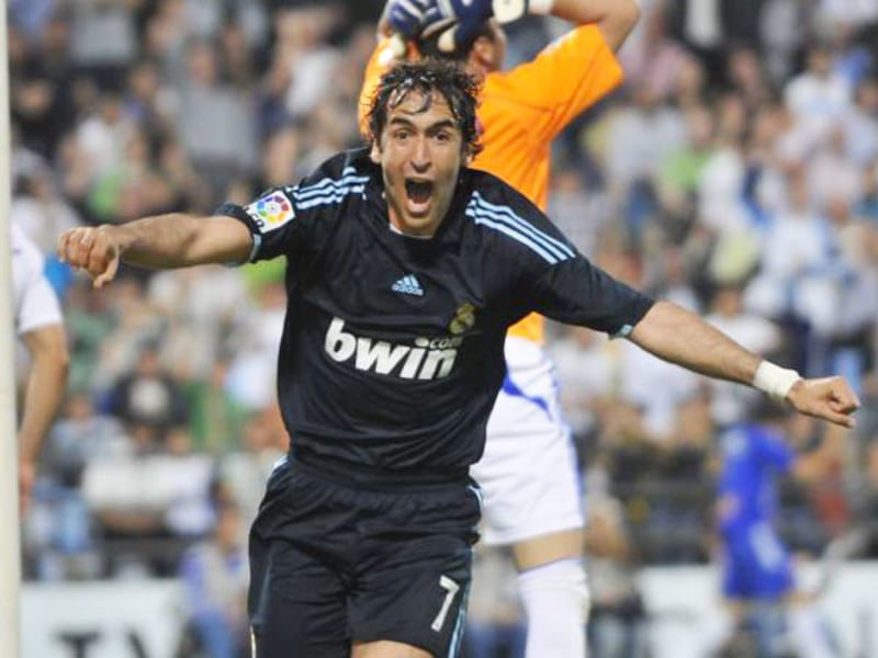 Fußball, Bundesliga: Schalke hat Interesse an Reals Stürmer Raul.