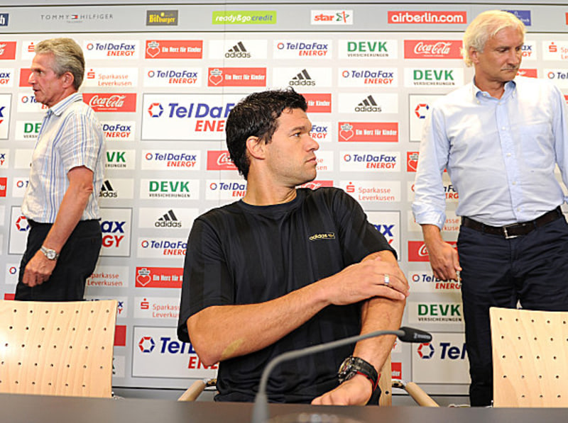 Fußball, Bundesliga: Michael Ballack (vorne), flankiert von Sportdirektor Rudi Völler und Bayer-Trainer Jupp Heynckes.