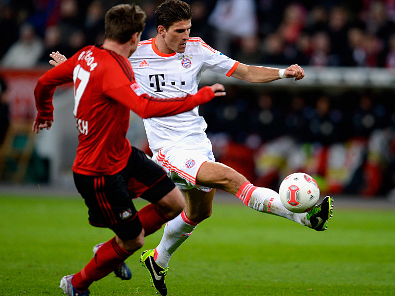 Vorbei an Boenisch, auf dem Weg zum 1:0: Mario Gomez.