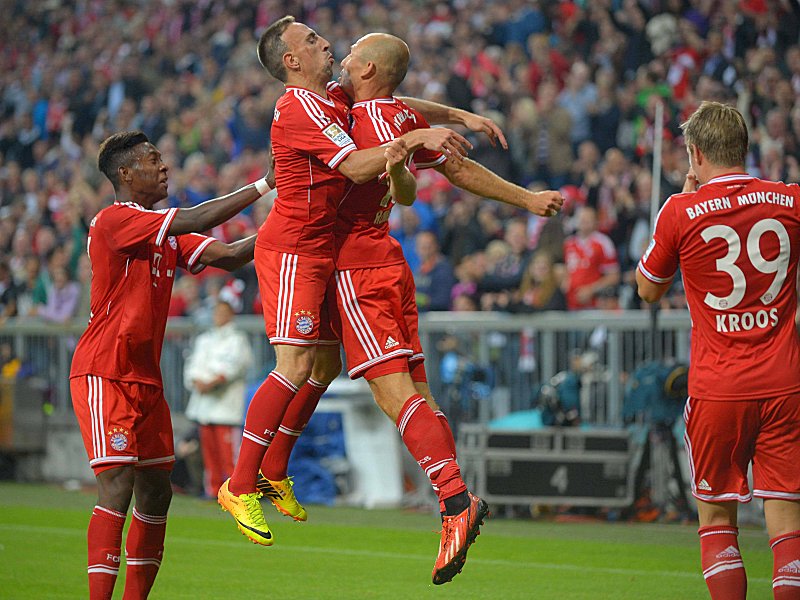 Arjen Robben eröffnet die Saison und Franck Ribery freut sich mit.