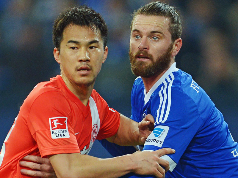 Auf Augenhöhe: Schalkes Hoogland und der Mainzer Okazaki.