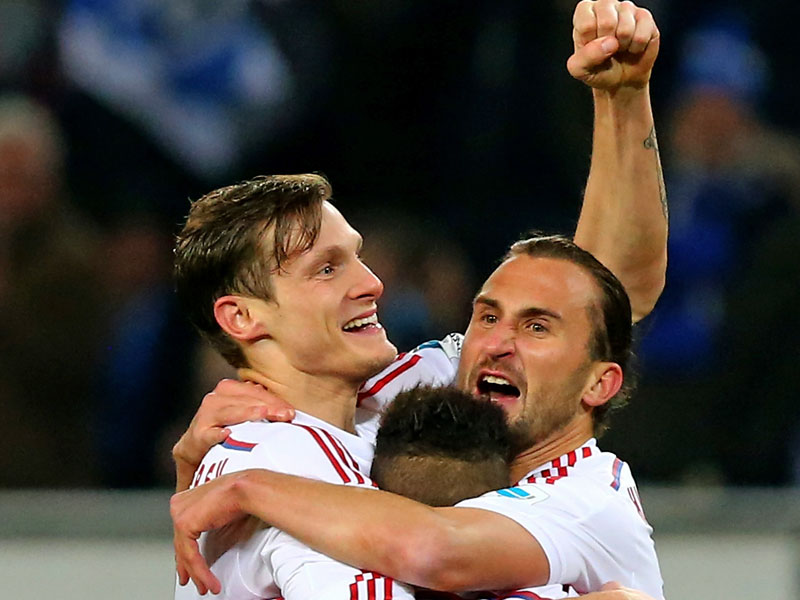 Hamburgs Jansen freut sich mit Jiracek über das zwischenzeitliche 2:0.