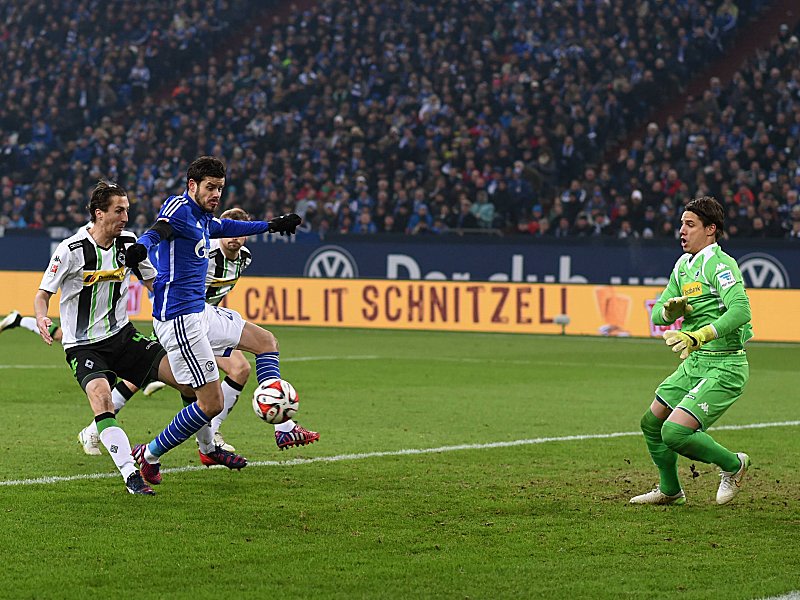Einen Schritt voraus: Barnetta erzielt das 1:0, das Schalke an Gladbach vorbeiziehen lässt.