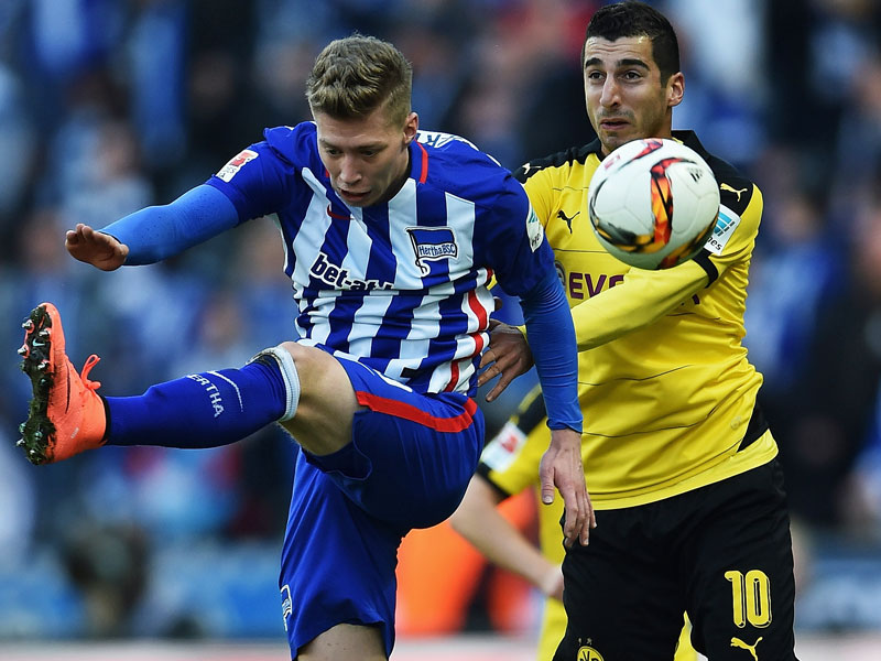 Tritt vorbei: Berlins Weiser gegen Dortmunds Mkhitaryan.