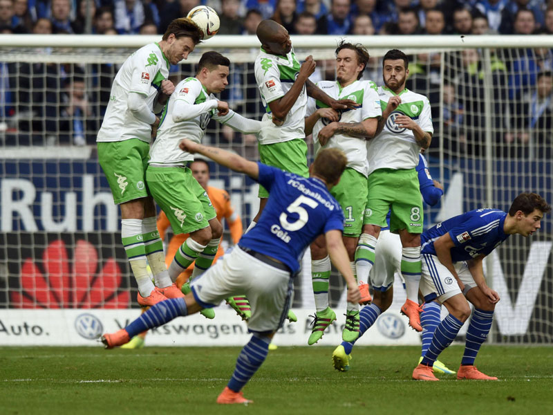 Der Schalker Geis zirkelt den Ball über Draxler zum 2:0 in die Maschen.