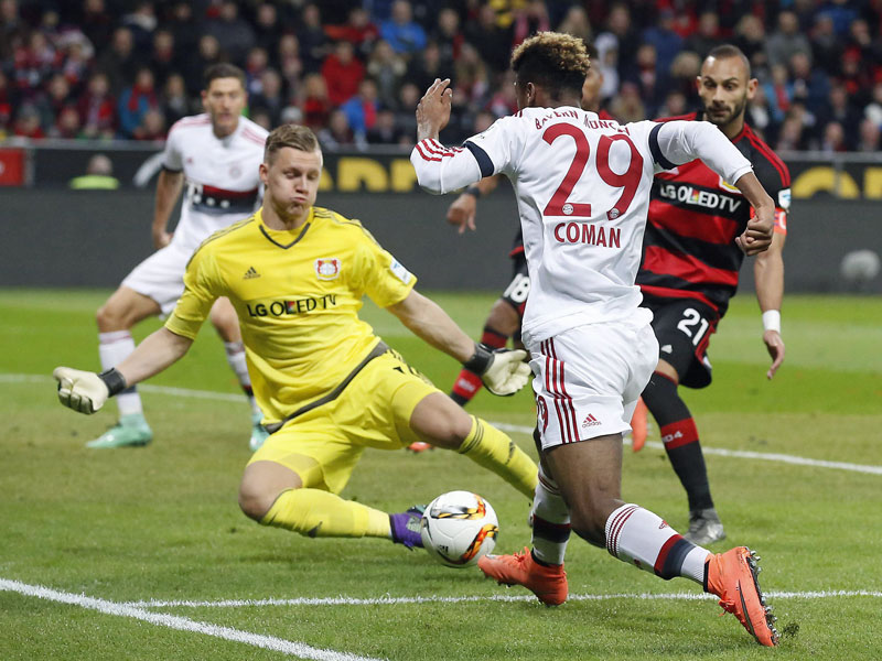 Coman scheitert an Leverkusens Keeper Leno.