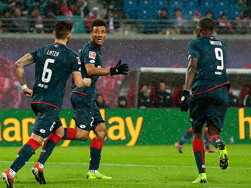 Der Anschluss ist geschafft: Karim Onisiwo (Mi.).