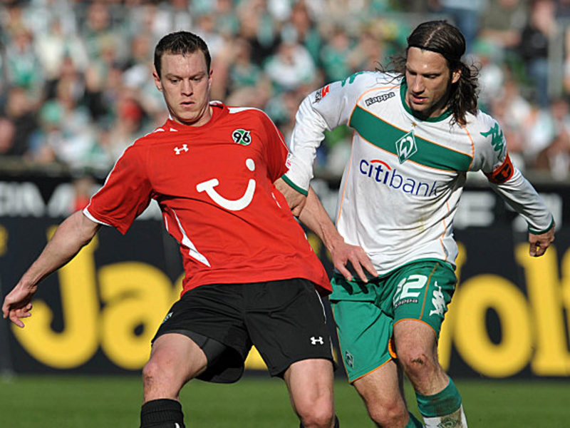 Hannovers Balitsch im Zweikampf mit Frings (re.).