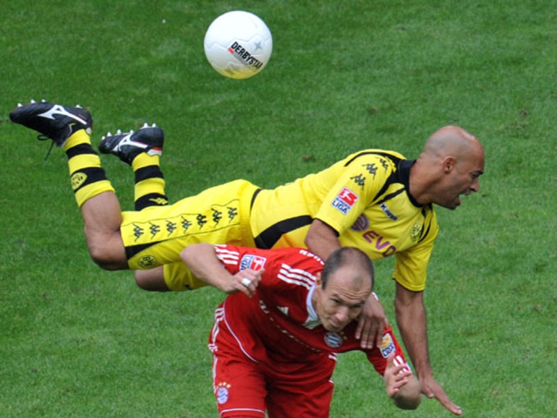 Robben "schultert" Dede