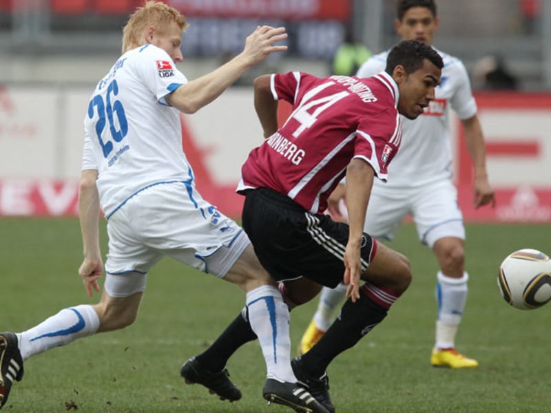 Ibertsberger (Hoffenheim, li.) gegen FCN-Angreifer Choupo-Moting