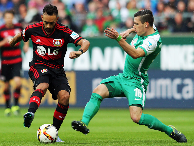 Leverkusens Karim Bellarabi (li.) im Zweikampf mit Bremens Zlatko Junuzovic.