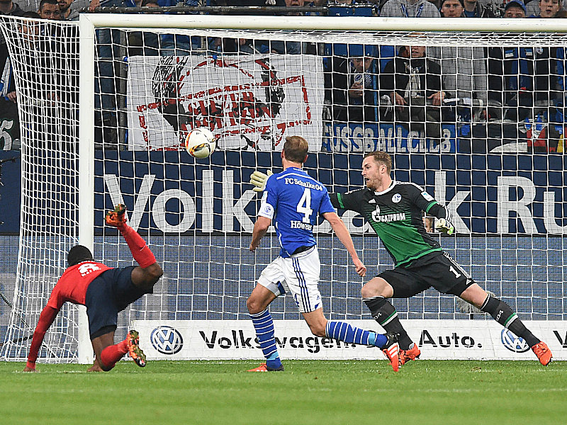 Salomon Kalou, Benedikt Höwedes, Ralf Fährmann (v.l.)