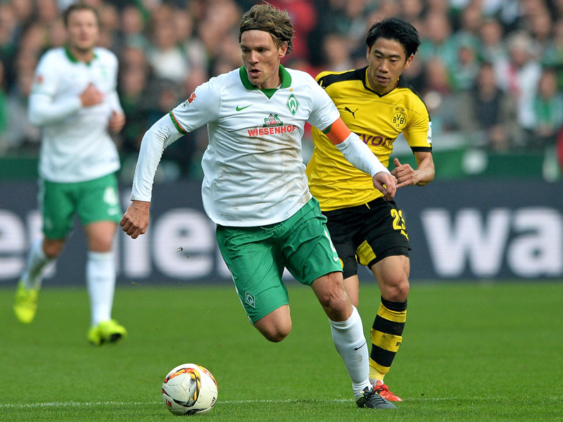 Bremens Clemens Fritz (li.) gegen Dortmunds Shinji Kagawa.