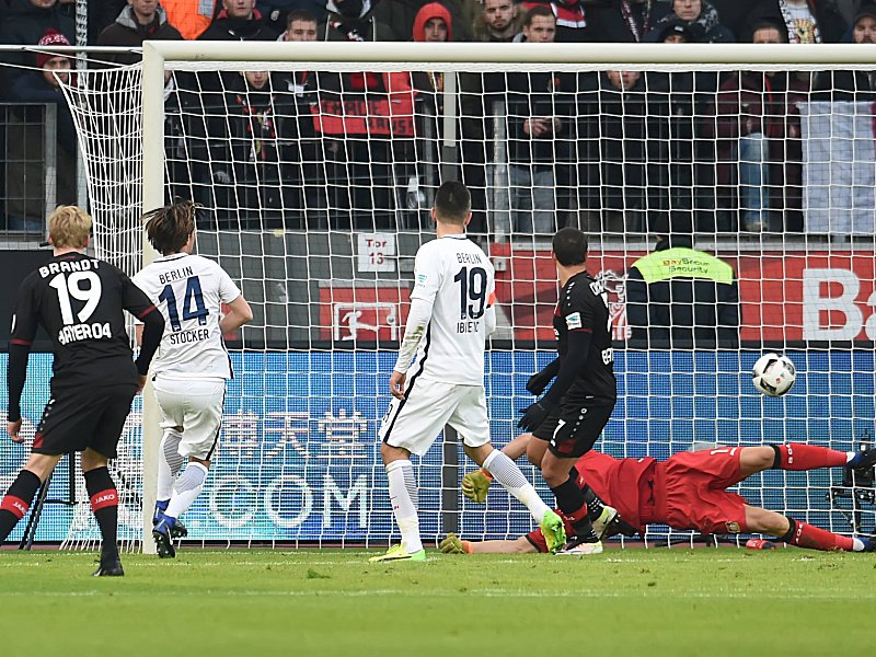 Der Anschluss ist geschafft: Herthas Valentin Stocker (2.v.li.) trifft zum 2:1.