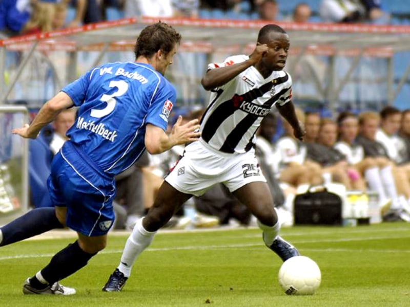 Profi-Vertrag bis 2010: Moses Lamidi, rechts gegen Bochums Meichelbeck, sieht seine Zukunft bei der Borussia.