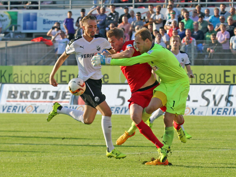 Knalleffekt - allerdings für Bochum: SVS-Keeper Knaller räumt Terodde ab.