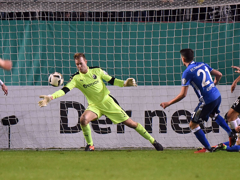 Schalkes Schöpf überwindet Sandhausens Keeper Knaller zum 1:0 für den Bundesligisten.