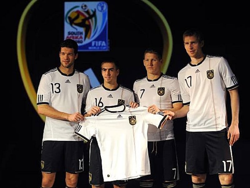 Mit neuen Kleidern zum Titel: Ballack, Lahm, Schweinsteiger und Mertesacker.
