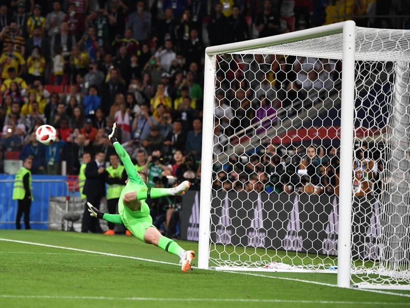 Jordan Pickford pariert den Elfmeter von Carlos Bacca