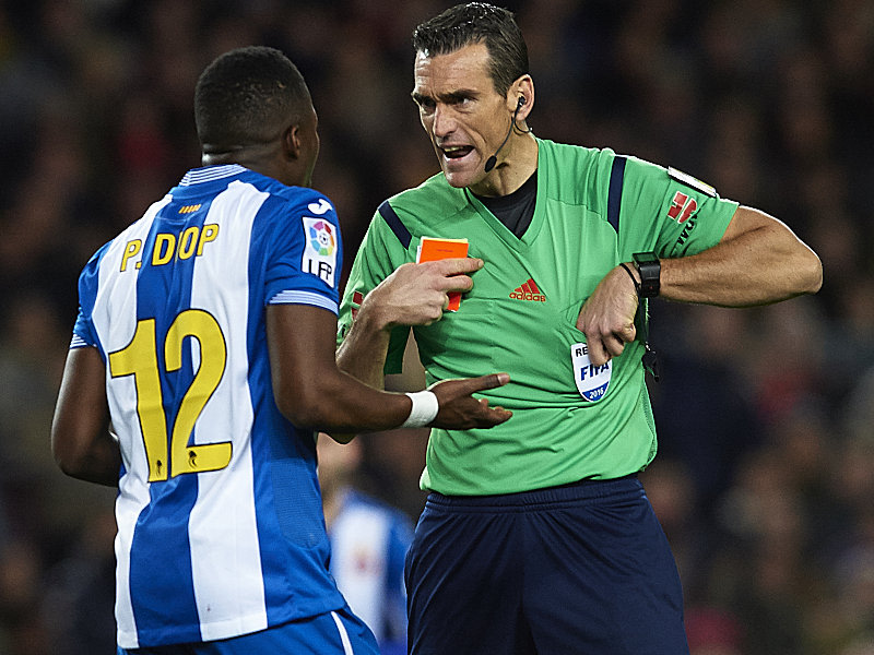 Papakouli Diop und Schiedsrichter Juan Martinez Munuera