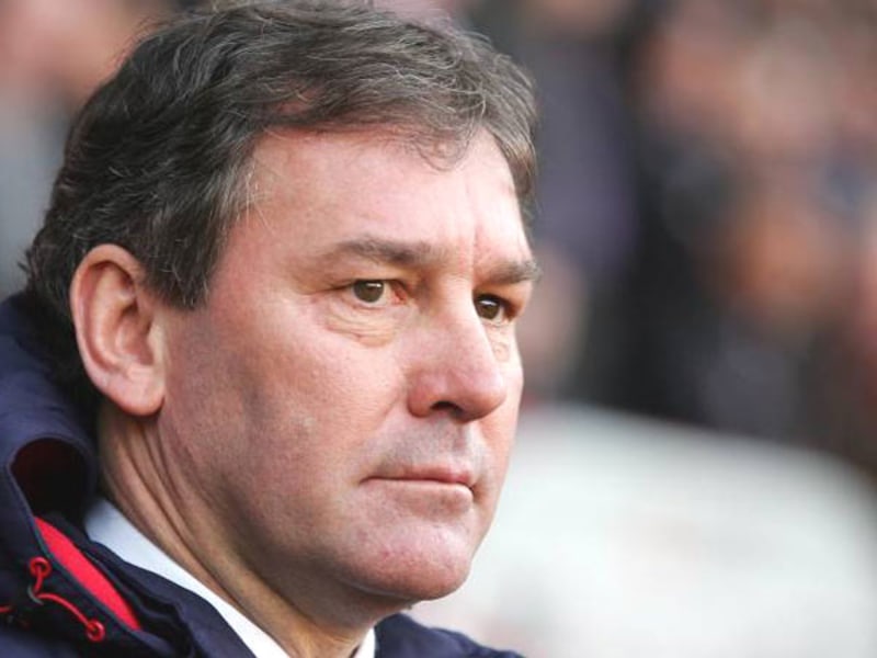 Bryan Robson trainiert Thailand Int. Fußball kicker