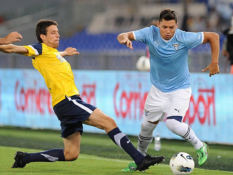 Wechselt innerhalb der Serie A: Mauro Zarate (re.).