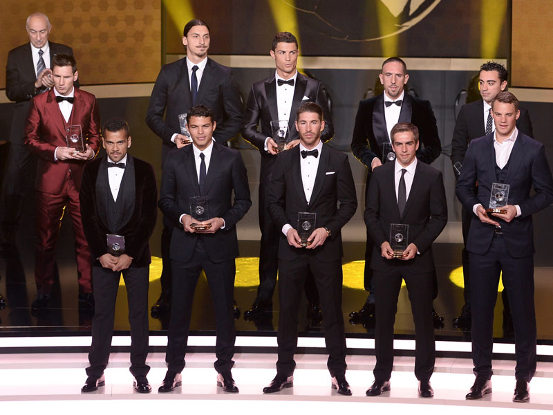 Die Elf des Jahres - ohne den verhinderten Iniesta - präsentiert ihre Trophäen in Zürich.