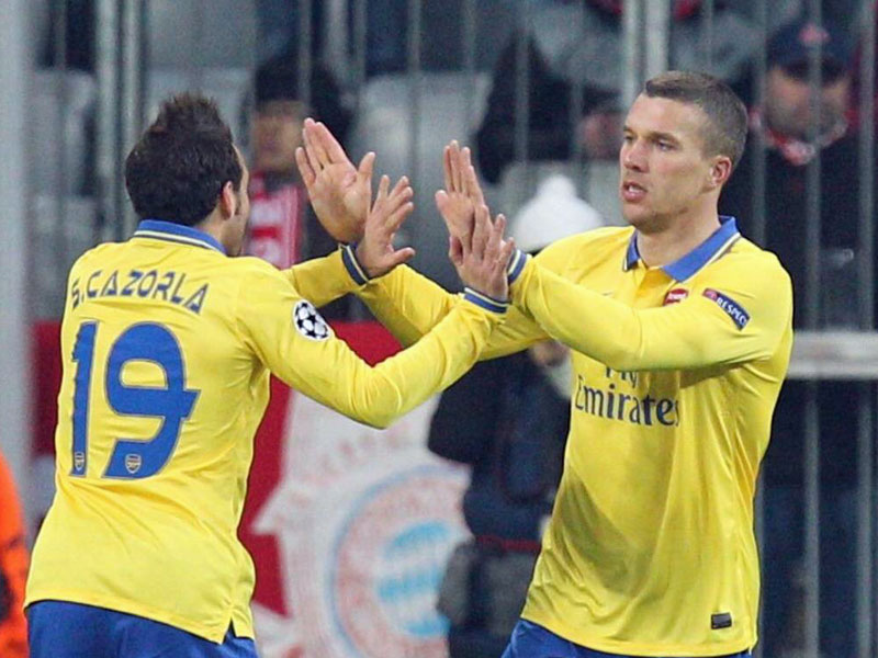 Santi Cazorla gratuliert Lukas Podolski zu seinem Treffer.