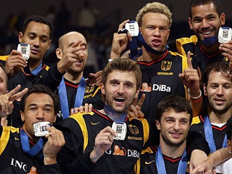 Das DBB-Team jubelt nach der Silbermedaille bei der EM 2005