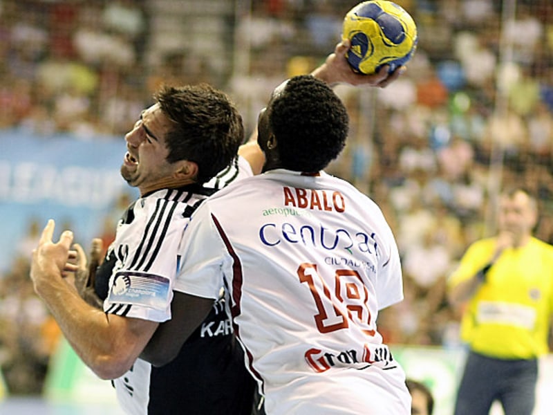 Nikola Karabatic gegen Luc Abalo (re.)